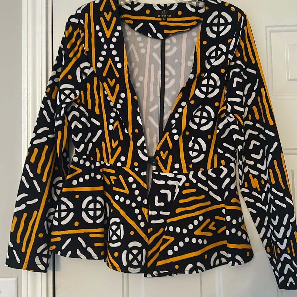 D’iyanu lightweight jacket.  In good condition.  Missing belt.